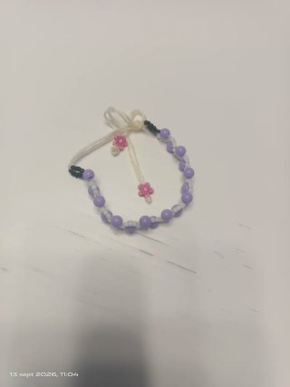 Pulsera artesanal de cuentas moradas y blancas