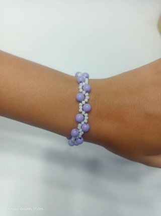 Pulsera artesanal de cuentas moradas y blancas