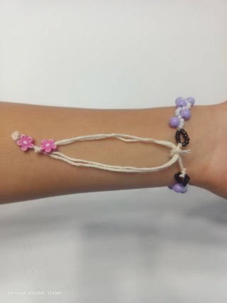 Pulsera artesanal de cuentas moradas y blancas