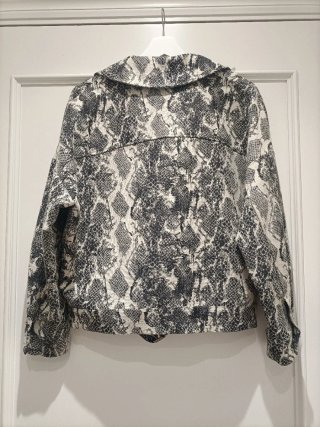 Cazadora Zara Estampada Serpiente