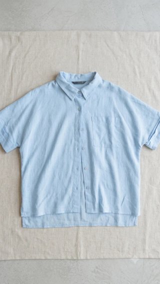 Camisa azul de manga corta