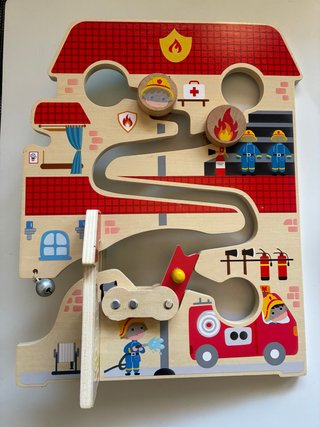 Juego de madera. Laberinto bomberos y hospital
