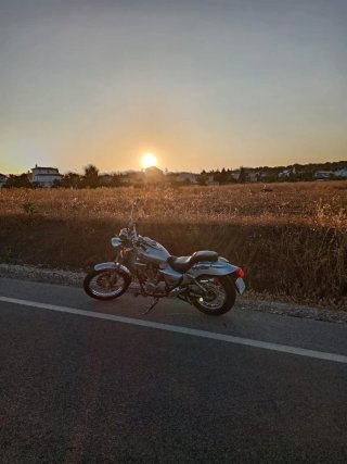 Moto Cruiser Plata y Negra