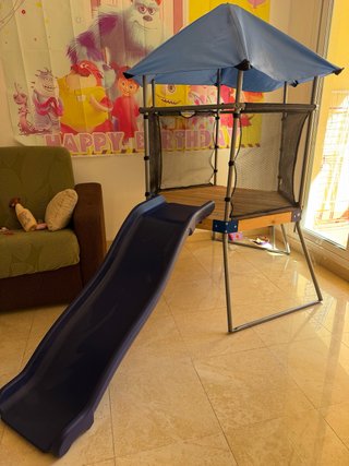 Casita infantil con tobogán y columpio