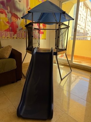Casita infantil con tobogán y columpio