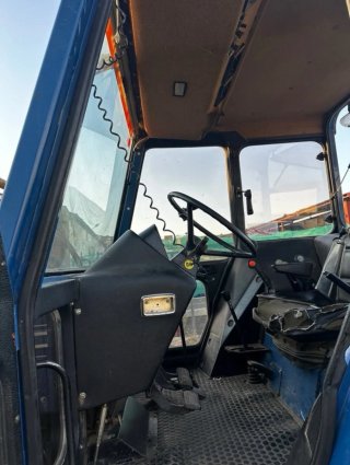 Tractor Ebro 6100 con pala