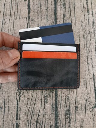 Tarjetero de cuero minimalista