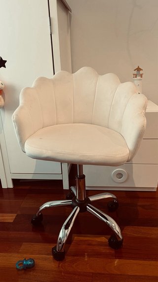 Silla de escritorio concha beige con ruedas