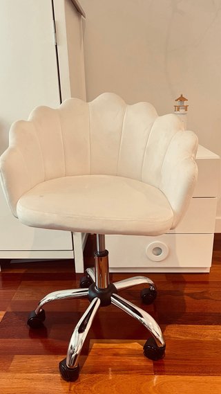Silla de escritorio concha beige con ruedas