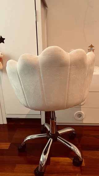 Silla de escritorio concha beige con ruedas