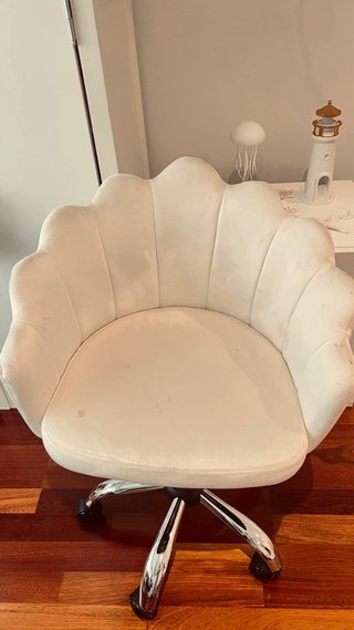 Silla de escritorio concha beige con ruedas