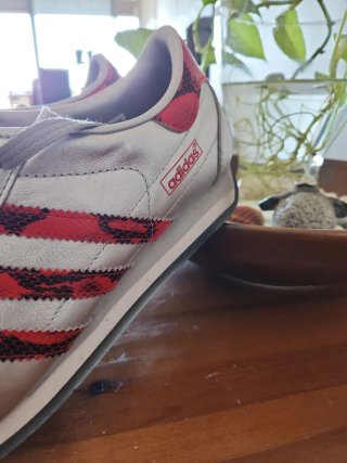 Zapatillas Adidas plateadas con detalles rojos