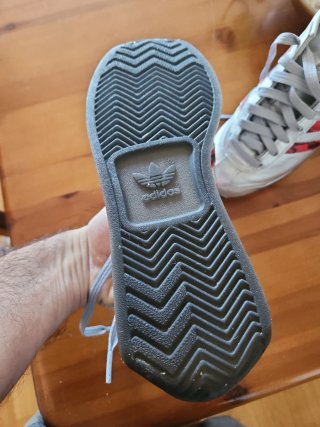 Zapatillas Adidas plateadas con detalles rojos