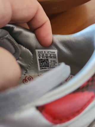 Zapatillas Adidas plateadas con detalles rojos