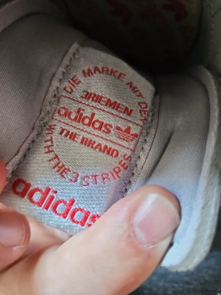 Zapatillas Adidas plateadas con detalles rojos