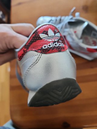 Zapatillas Adidas plateadas con detalles rojos