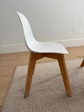 Mesa y 4 Sillas Infantiles Blancas y un taburete