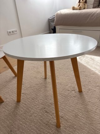 Mesa y 4 Sillas Infantiles Blancas y un taburete