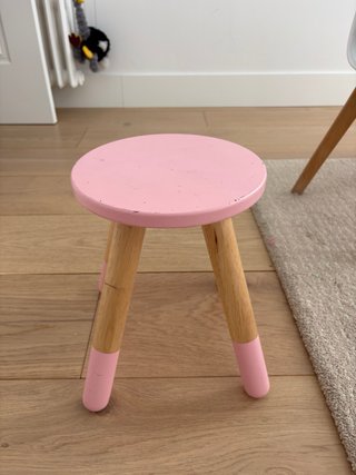 Mesa y 4 Sillas Infantiles Blancas y un taburete