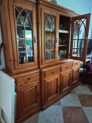 Mueble aparador de madera con vitrina