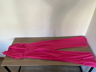 Mono rosa espalda descubierta