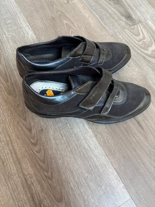 Zapatos marrones de velcro