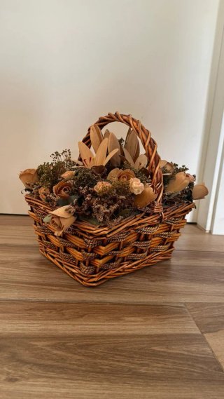 Cesta mimbre flores madera decorativa