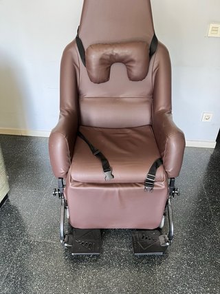 Sillón geriátrico reclinable con ruedas