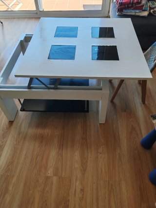 Mesa de centro elevable y sillas pequeña