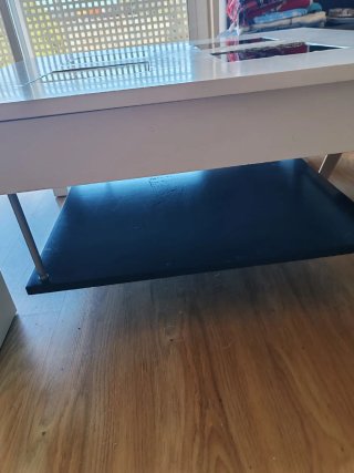 Mesa de centro elevable y sillas pequeña