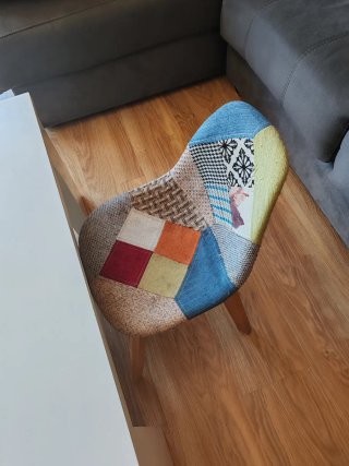 Mesa de centro elevable y sillas pequeña