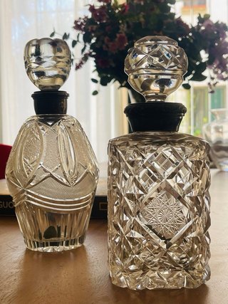 Botellas muy Antiguasde Cristal con Detalles Plata