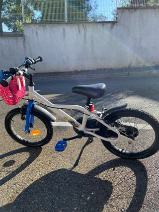 Bicicleta infantil blanca y azul