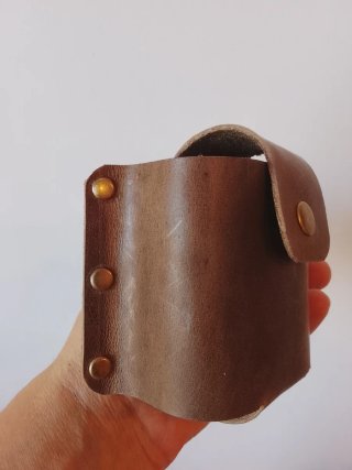 Funda de cuero para metro hecha a mano
