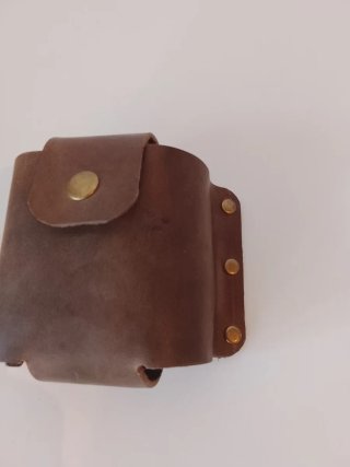 Funda de cuero para metro hecha a mano