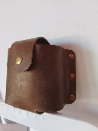 Funda de cuero para metro hecha a mano