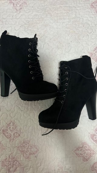 Botines negros con cordones y tacón