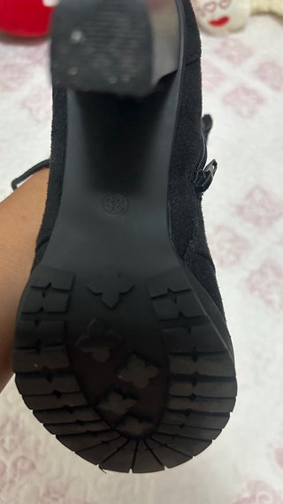 Botines negros con cordones y tacón