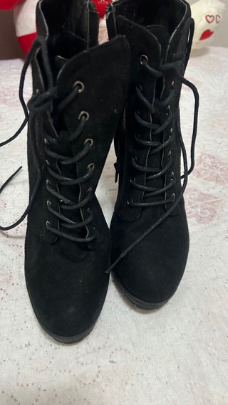 Botines negros con cordones y tacón