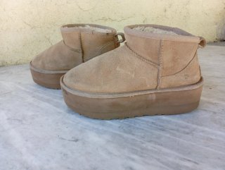 Stivali UGG con plateau beige