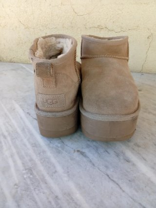 Stivali UGG con plateau beige