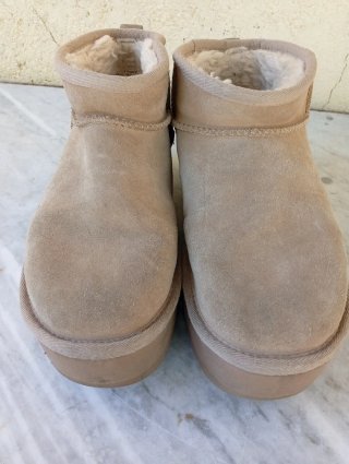 Stivali UGG con plateau beige