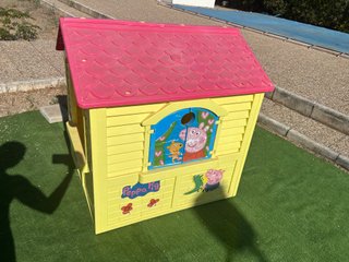 Casa Peppa Pig exterior amarilla