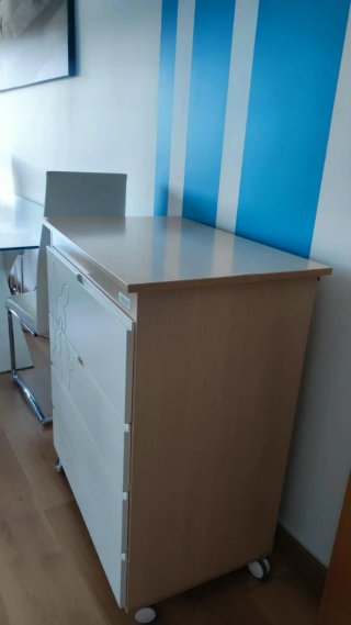 Cómoda y cambiador infantil con ruedas