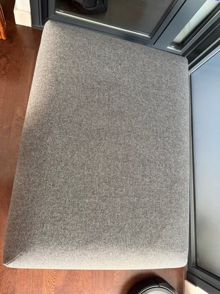 KIVIK Reposapiés con almacenaje color gris