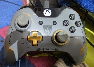 Xbox One S 500GB + Controller Advanced Warfare
