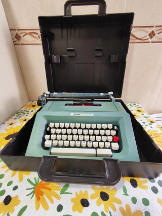 Máquina de escribir Olivetti Studio 46