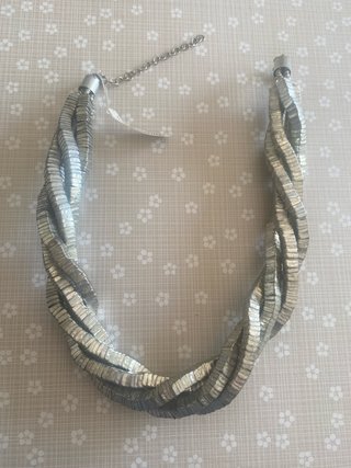 Collar plateado trenzado