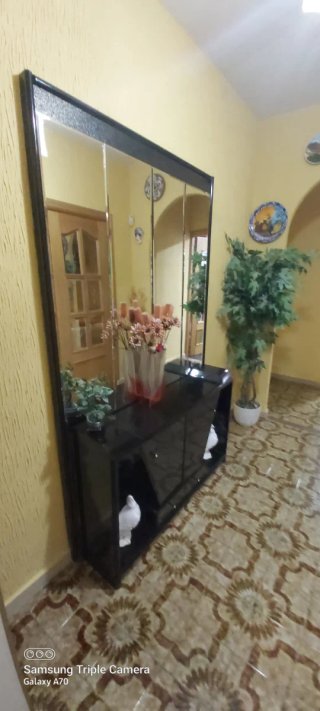 Mueble recibidor con espejo negro