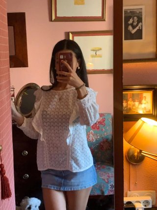 Blusa blanca con encaje calado y volantes Talla M